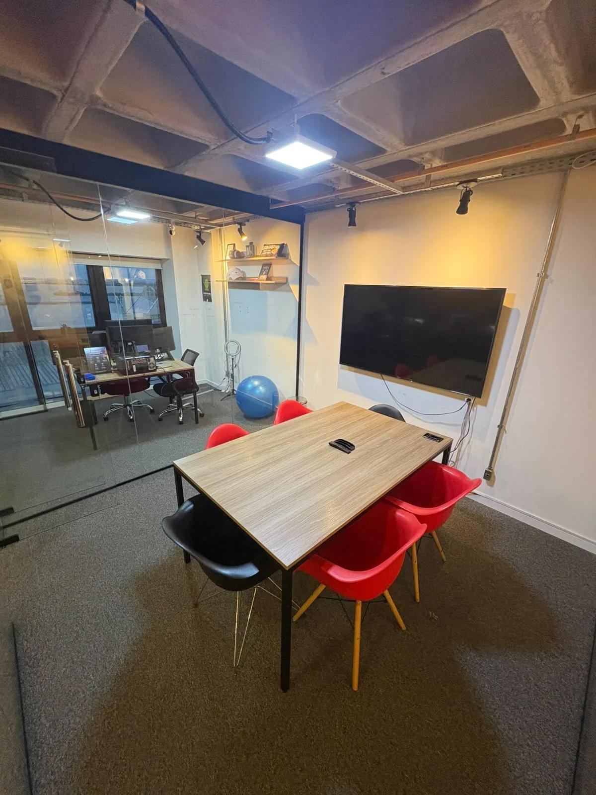Sala de reunião privativa com TV no cubo de vidro KaizenHUB
