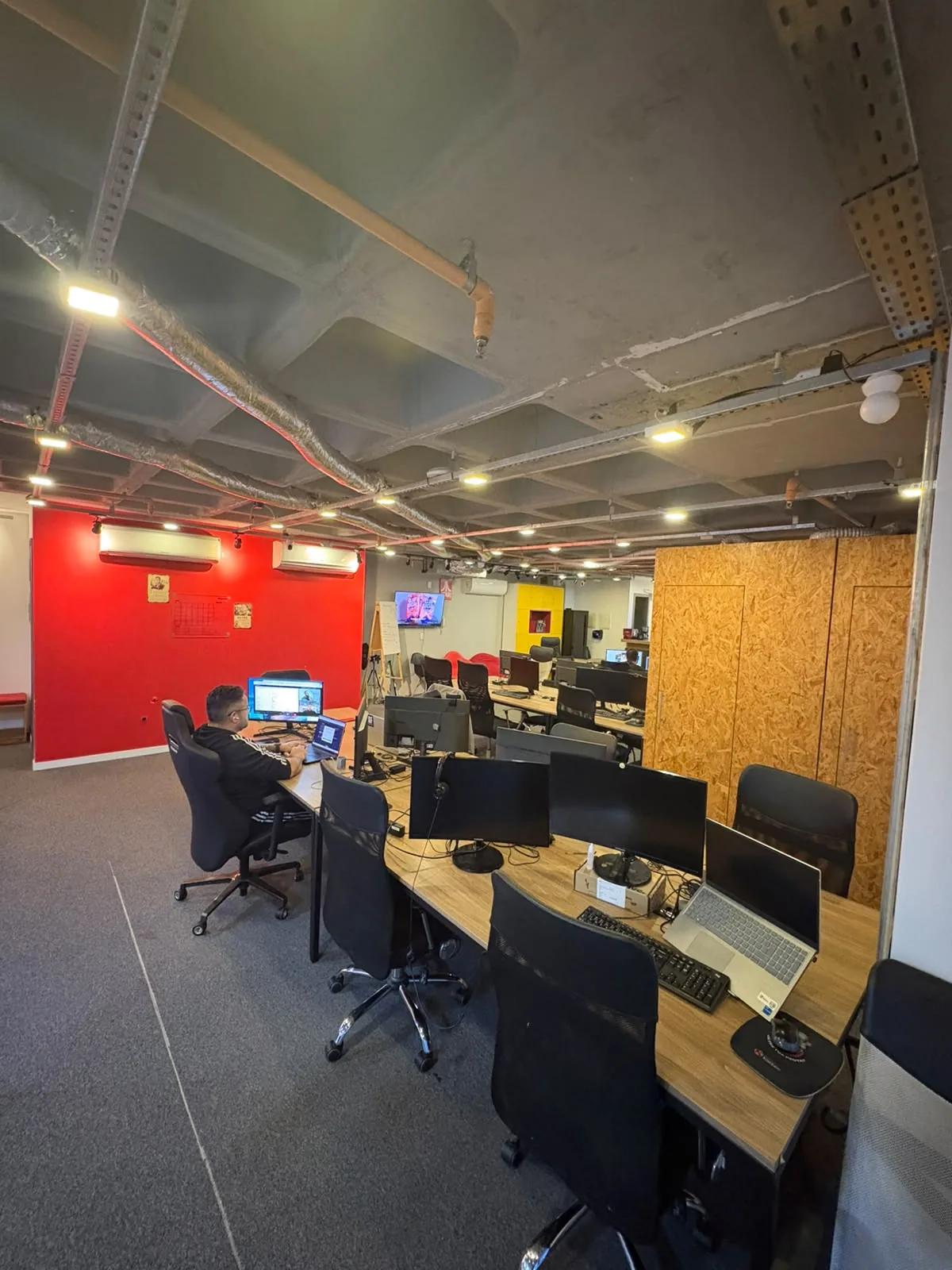 Estação de trabalho em coworking KaizenHUB