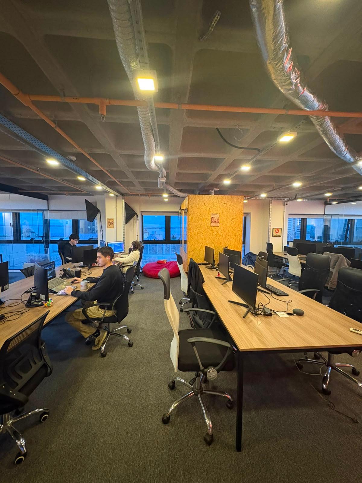 Coworking KaizenHUB na Praia de Belas — open space com vista para o Guaíba